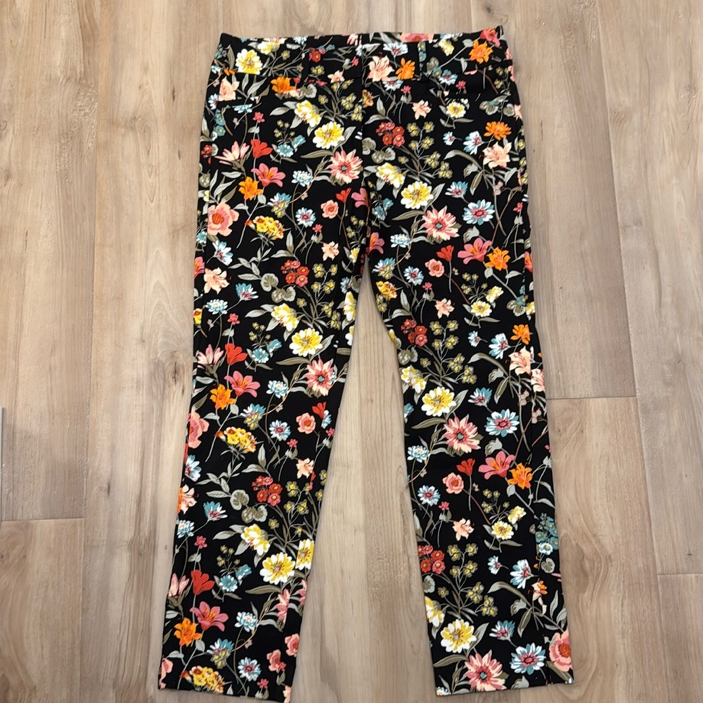 Loft size 4 floral pants, like new condition.